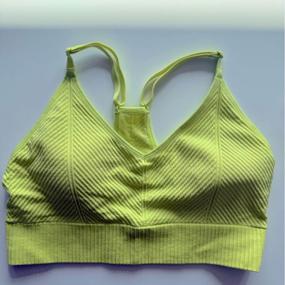 PINK Victoria’s Secret Seamless Lightly Lined Sports Bra